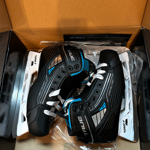2025 True Catalyst 5X4 Hockey Skates Regular Width Size 5.5
