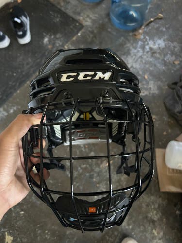 Medium CCM Tacks 910 Helmet (Like new)