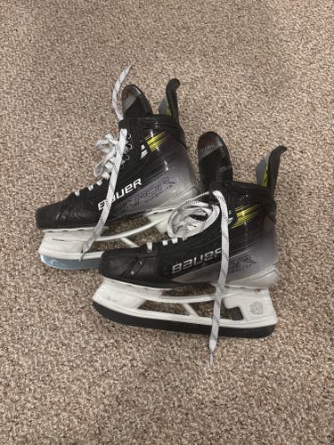 2023 Bauer Vapor Hyperlite 2 Hockey Skates Regular Width 9 (Used)