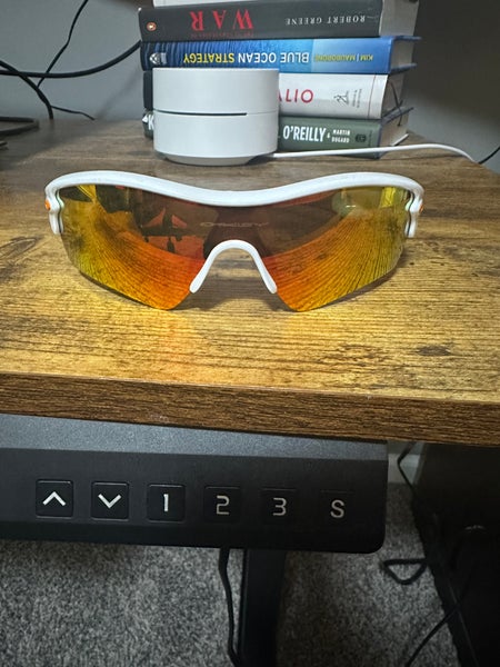 Men's Medium/Large Oakley Sunglasses (Used)