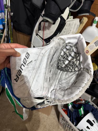 White Intermediate Bauer Vapor X5 Pro Goalie Glove | Regular (Used)