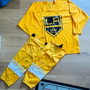 LA Jr KINGS Gold CCM Practice Jersey + Bauer Socks