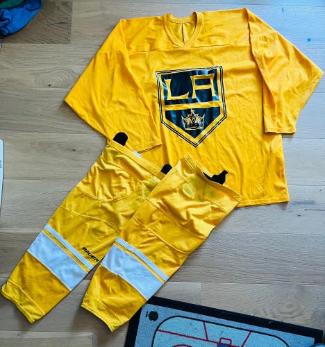 LA Jr KINGS Gold CCM Practice Jersey + Bauer Socks