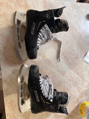 2018 Bauer Supreme 2S Pro Hockey Skates Regular Width 8.5 (Used)