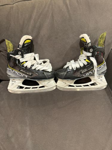 Bauer Vapor 3X Hockey Skates Regular Width Size 2.5 (Used)