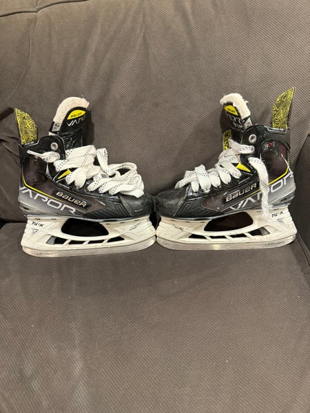 Bauer Vapor 3X Hockey Skates Regular Width Size 2.5 (Used)