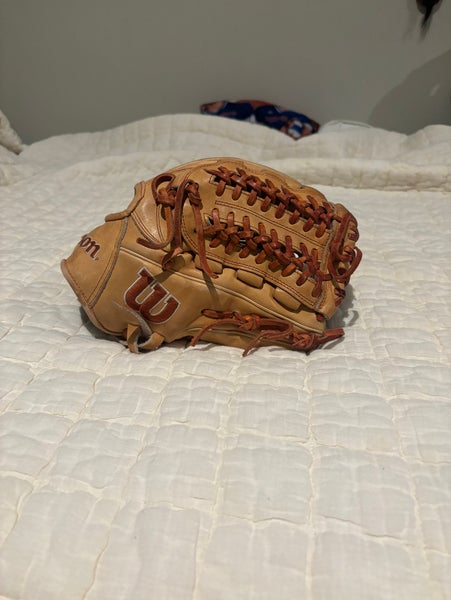 Wilson A2000 RH Pitcher's Baseball Glove 11.75" (Used)