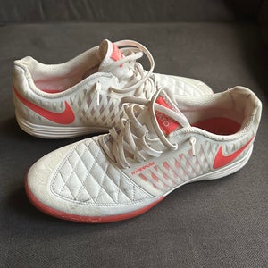 Unisex Size M 9.0 (W 10.0) Nike Indoor Cleats (Used)