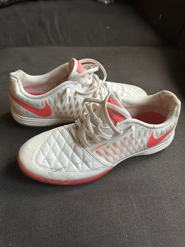 Unisex Size M 9.0 (W 10.0) Nike Indoor Cleats (Used)