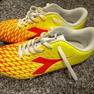 Yellow Kids 2.5Y (Big Kids / Youth) Diadora Cleats (New)