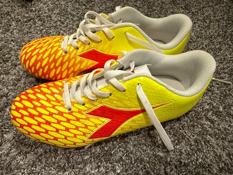 Yellow Kids 2.5Y (Big Kids / Youth) Diadora Cleats (New)