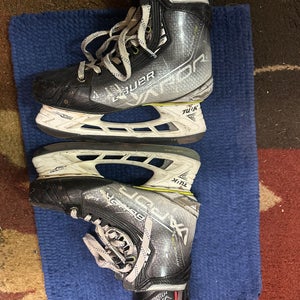 Bauer Vapor Hyperlite Hockey Skates Regular Width 9 (Used)