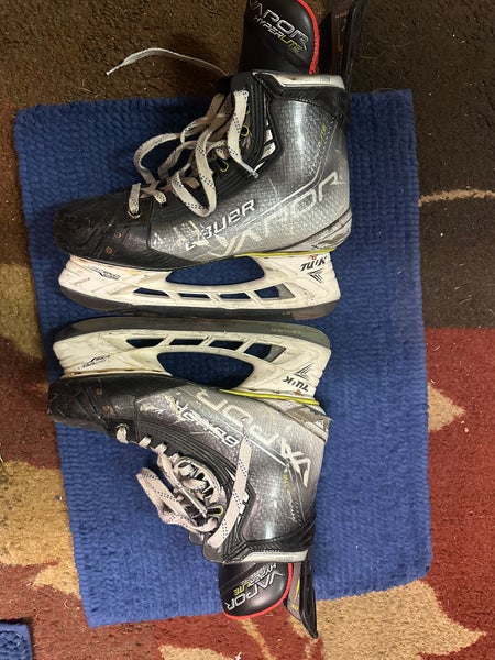 Bauer Vapor Hyperlite Hockey Skates Regular Width 9 (Used)