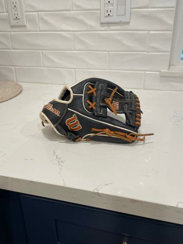 Wilson A550 RH Baseball Glove 11.5" (Used)