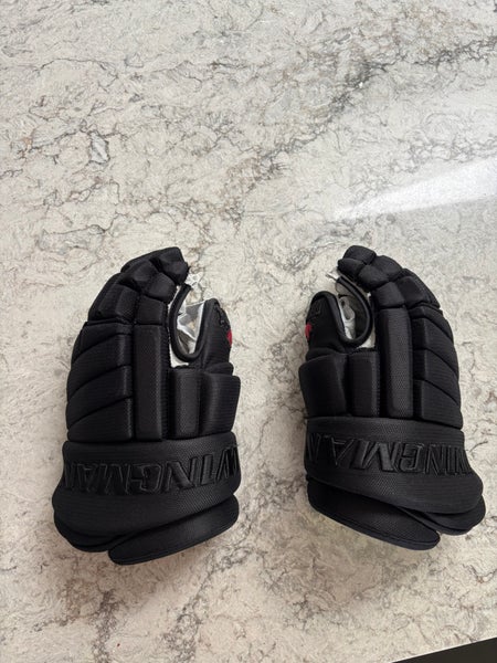 Winnwell Classic Pro 4-Roll Gloves 13" Pro Stock (New)