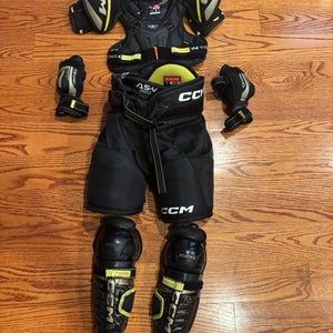 Medium Youth CCM Tacks AS-V Pro Shoulder Pads (Used)