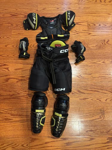 Medium Youth CCM Tacks AS-V Pro Shoulder Pads (Used)