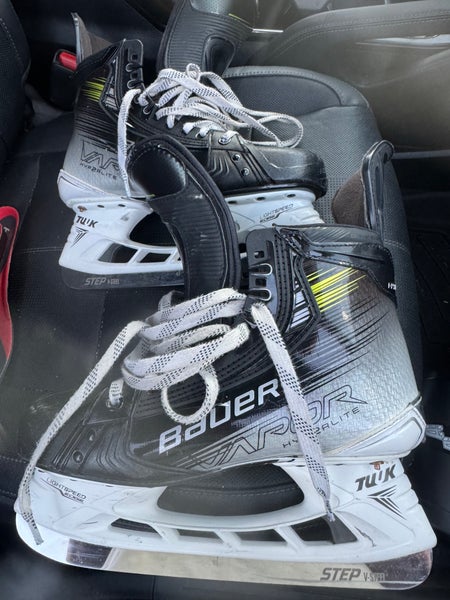2025 Bauer Vapor Hyperlite 2 Hockey Skates Extra Wide Width 8 (Used)