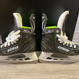 Bauer XLS Hockey Skates Regular Width   Size 2 (New)