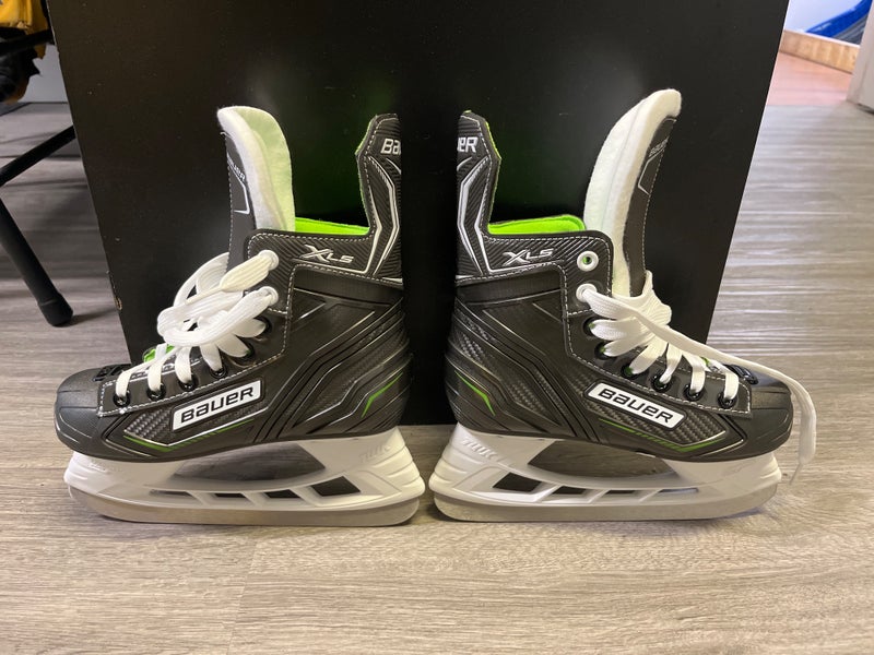 Bauer XLS Hockey Skates Regular Width   Size 2 (New)