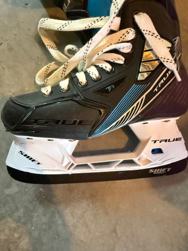 2024 True TF9 Hockey Skates Regular Width Size 2.5 (New)
