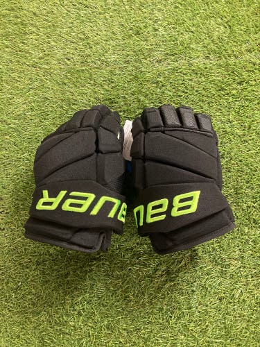 Black Senior Bauer Vapor Hyperlite Gloves 14" Pro Stock (New)