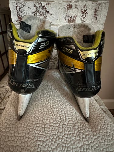 Intermediate, Bauer Extra Wide Width Size 6 Supreme 3S pro Hockey Goalie Skates.