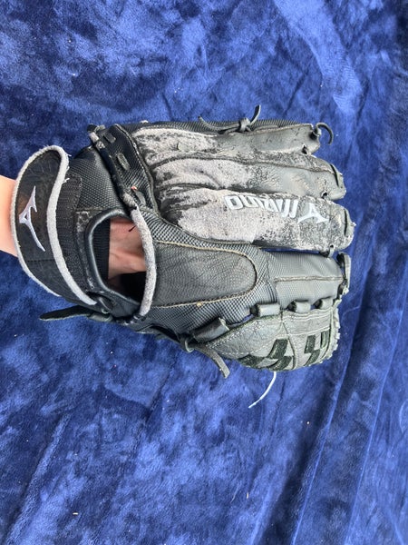 Black Mizuno Blackout RH Outfield Softball Glove 13" (Used)