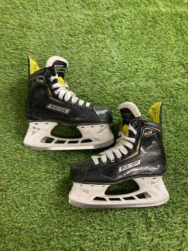 Junior Bauer Supreme S29 Hockey Skates Regular Width Size 3.5 (Used)
