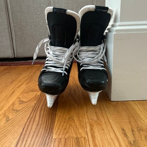 Bauer Vapor Hyperlite Hockey Skates Regular Width 7.5 (Used)