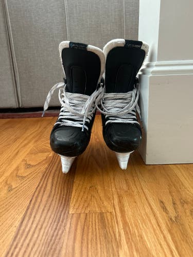 Bauer Vapor Hyperlite Hockey Skates Regular Width 7.5 (Used)