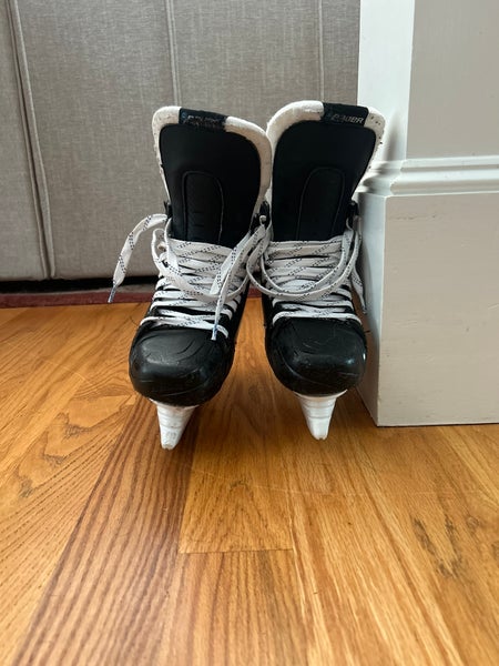 Bauer Vapor Hyperlite Hockey Skates Regular Width 7.5 (Used)
