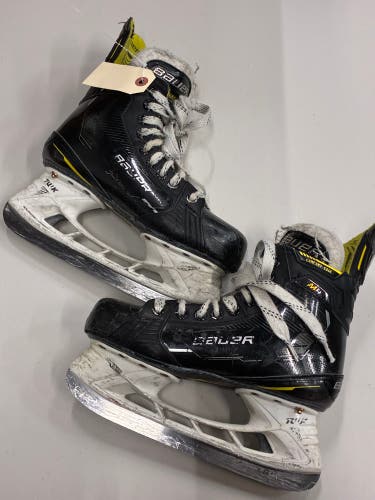 Youth Bauer Supreme M4 Hockey Skates Regular Width 11 (Used)