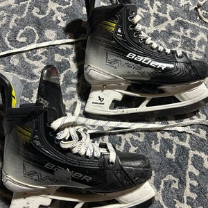 Bauer Vapor Hyperlite 2 Hockey Skates Regular Width   Size 4 (Used)