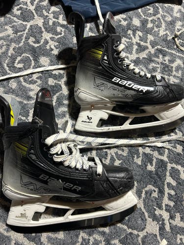 Bauer Vapor Hyperlite 2 Hockey Skates Regular Width Size 4 (Used)
