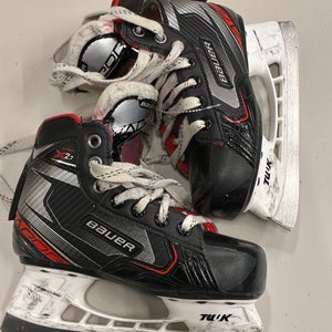 Youth Bauer Vapor X2.7 Hockey Goalie Skates Size 12.5 (Used)