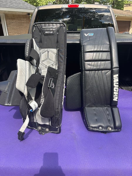 30" 2024 Vaughn Velocity V9 Goalie Leg Pads (Used)