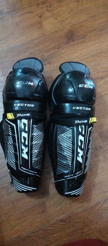 Junior CCM Vector 12" Shin Pads (Used)