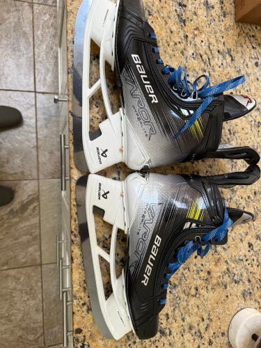 Bauer Vapor Hyperlite 2 Hockey Skates Regular Width 10 (Used)