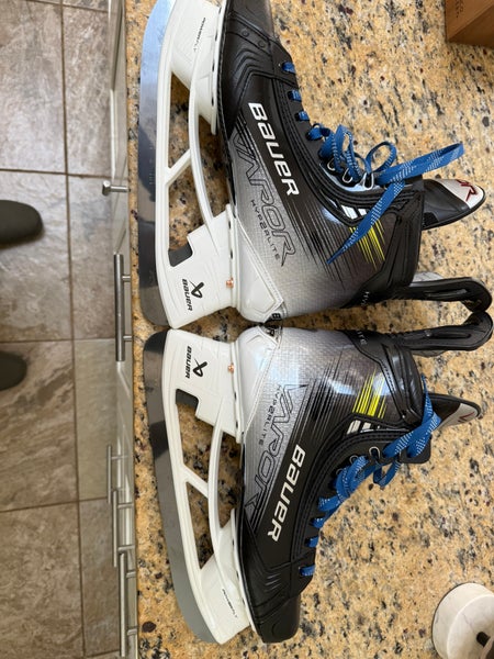Bauer Vapor Hyperlite 2 Hockey Skates Regular Width 10 (Used)