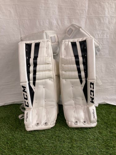 White 20" Youth CCM Extreme Flex 760 Goalie Leg Pads (Used)