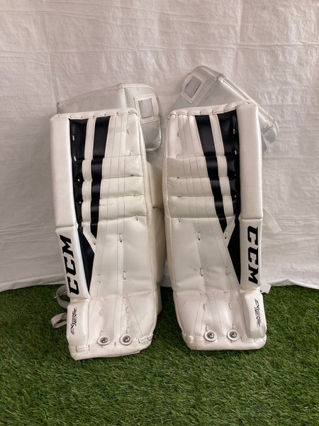 White 20" Youth CCM Extreme Flex 760 Goalie Leg Pads (Used)
