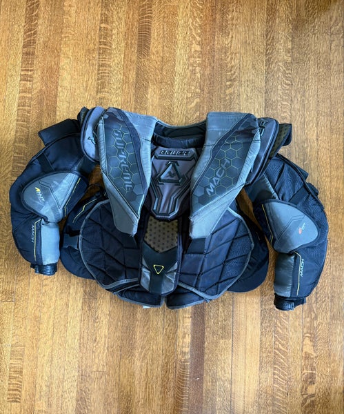 Medium 2022 Bauer Mach Goalie Chest Protector (Used)