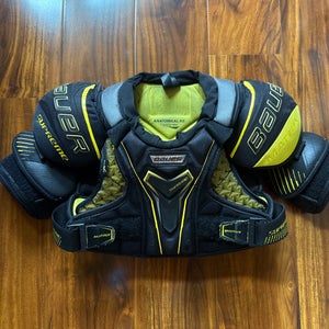 Medium Junior Bauer Supreme Matrix Shoulder Pads (Used)