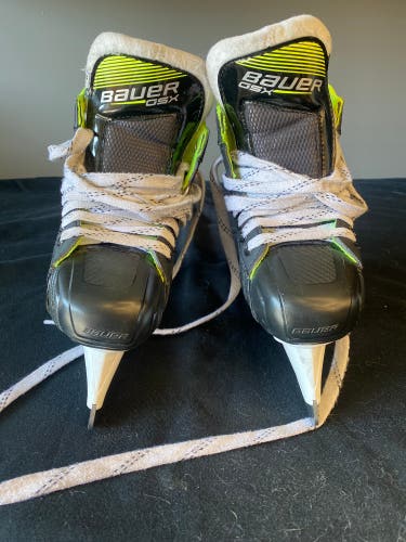 Bauer GSX Hockey Goalie Skates Regular Width Size 2.5 (Used)