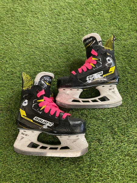 Junior Bauer Supreme M4 Hockey Skates Extra Wide Width Size 1.5 (Used)