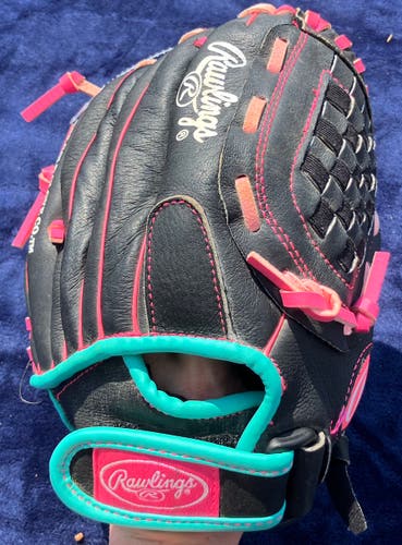Black Rawlings Highlight RH Softball Glove 10.5" (Used)
