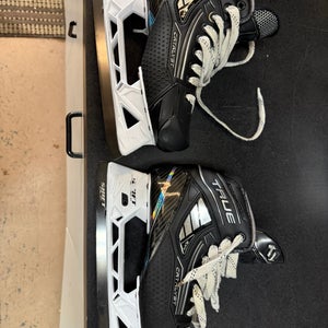 2024 True Catalyst 9X4 Hockey Goalie Skates Regular Width 7 (Used)