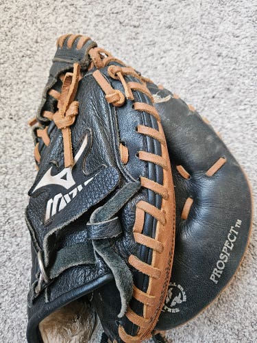 2010 Mizuno RH Catcher's Prospect Baseball Glove 10.5" (Used)