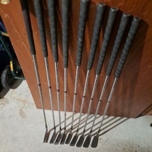Men's Titleist Acushnet Right Handed Iron Set Steel Shaft 9 Pieces (Used)